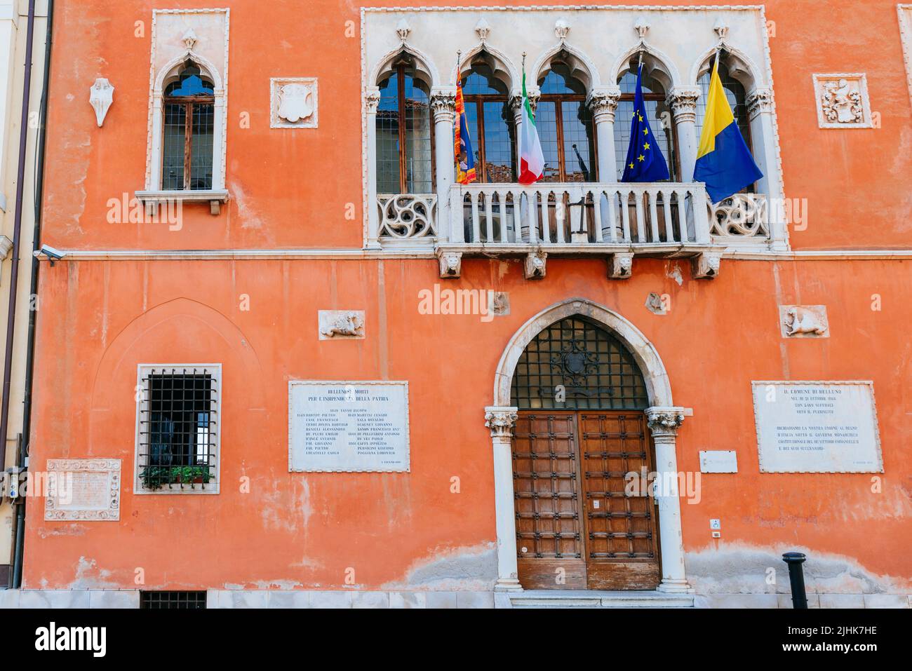 Palazzo Rosso, erbaut 1833 vom Architekten Giuseppe Segusini, im neugotischen Stil. Dort befindet sich der Sitz der Gemeinde Belluno. Bellun Stockfoto