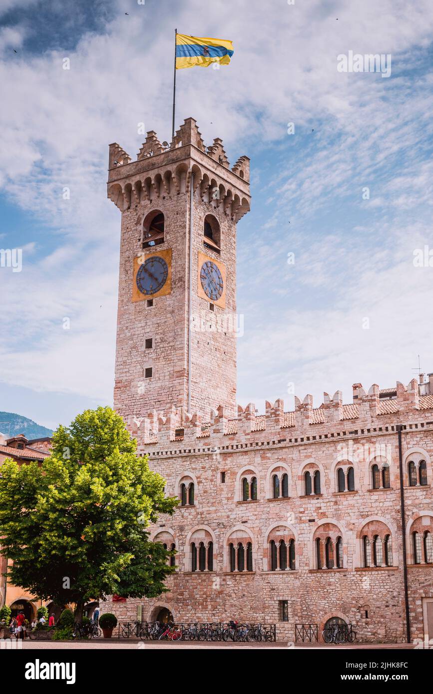 Palazzo Pretorio an der Piazza del Duomo und dem Civic Tower. Es beherbergt heute das Diözesanmuseum von Trient. Trento, Trentino, Trentino-Südtirol/St. Stockfoto