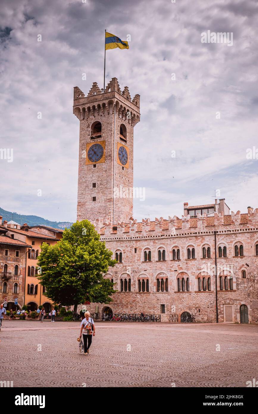 Palazzo Pretorio an der Piazza del Duomo und dem Civic Tower. Es beherbergt heute das Diözesanmuseum von Trient. Trento, Trentino, Trentino-Südtirol/St. Stockfoto