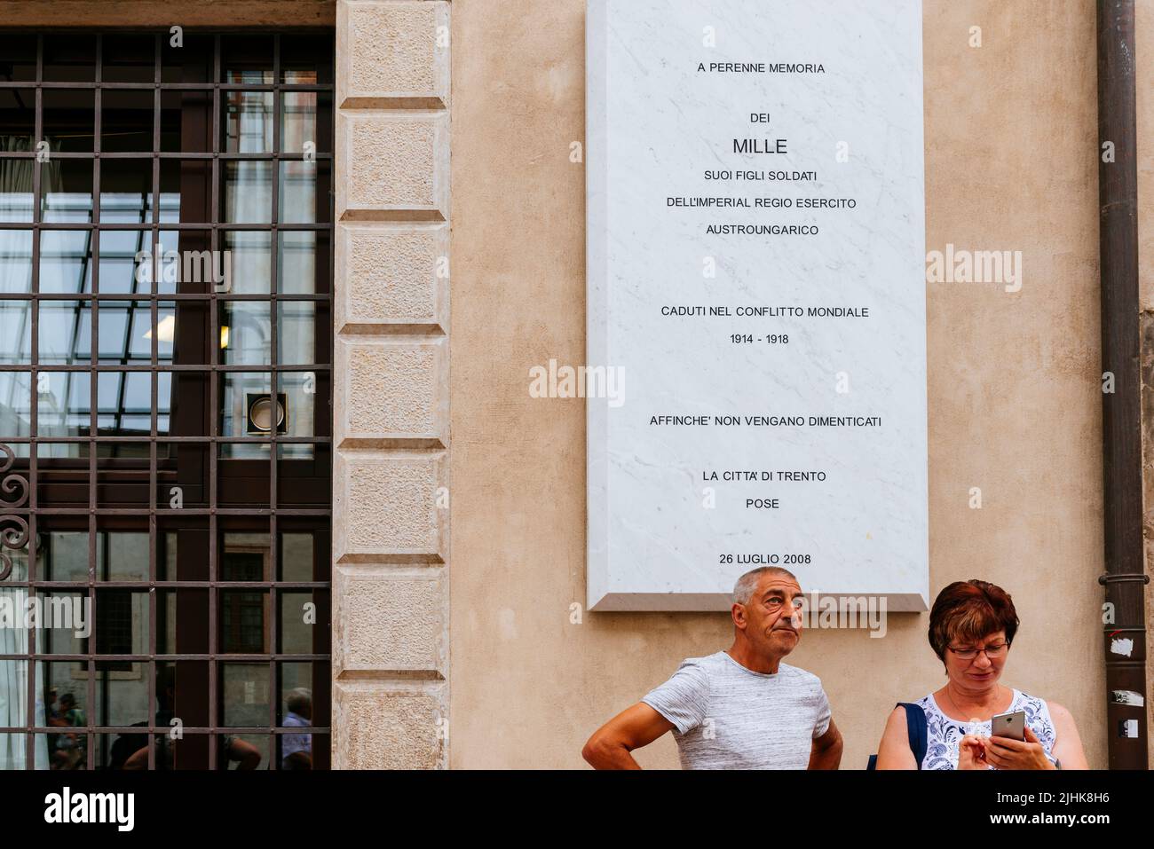 Marmorplatte zur Erinnerung an die Tausenden von toten Soldaten der österreichisch-ungarischen Monarchie während des Ersten Weltkriegs. Trento ,Trentino, Trentino-Alto A Stockfoto