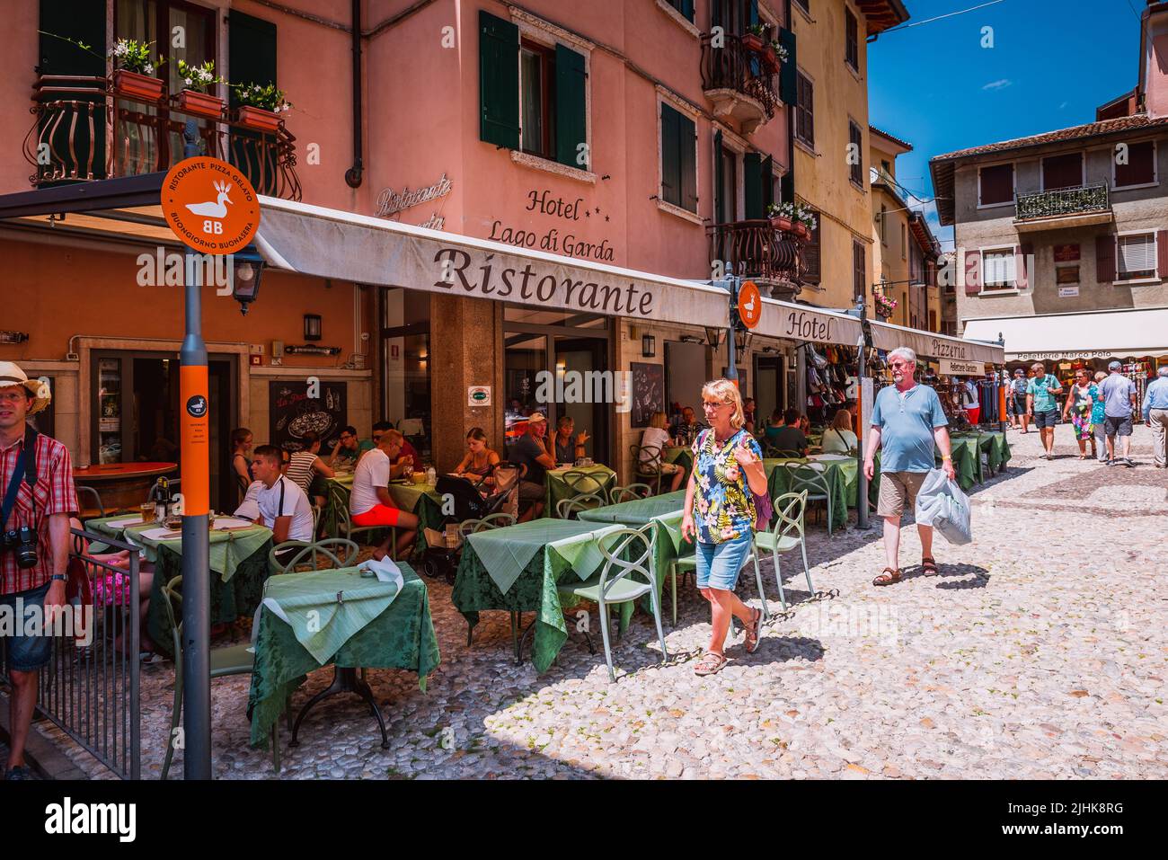 Restaurant und Terrasse in den bunten Straßen von Malcesine. Malcesine ist eine Gemeinde am Ostufer des Gardasees in der Provinz o Stockfoto