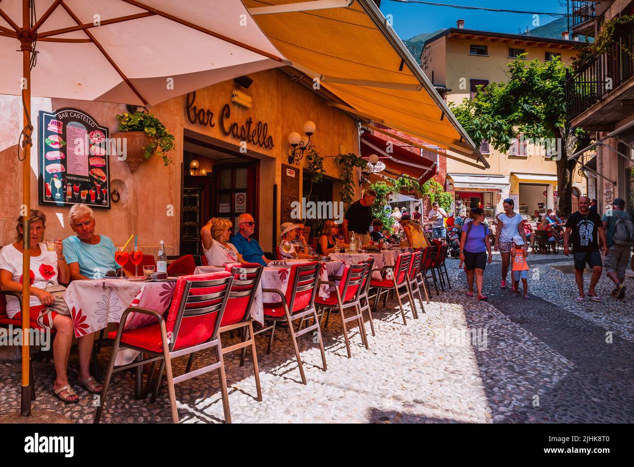 Restaurant und Terrasse in den bunten Straßen von Malcesine. Malcesine ist eine Gemeinde am Ostufer des Gardasees in der Provinz o Stockfoto