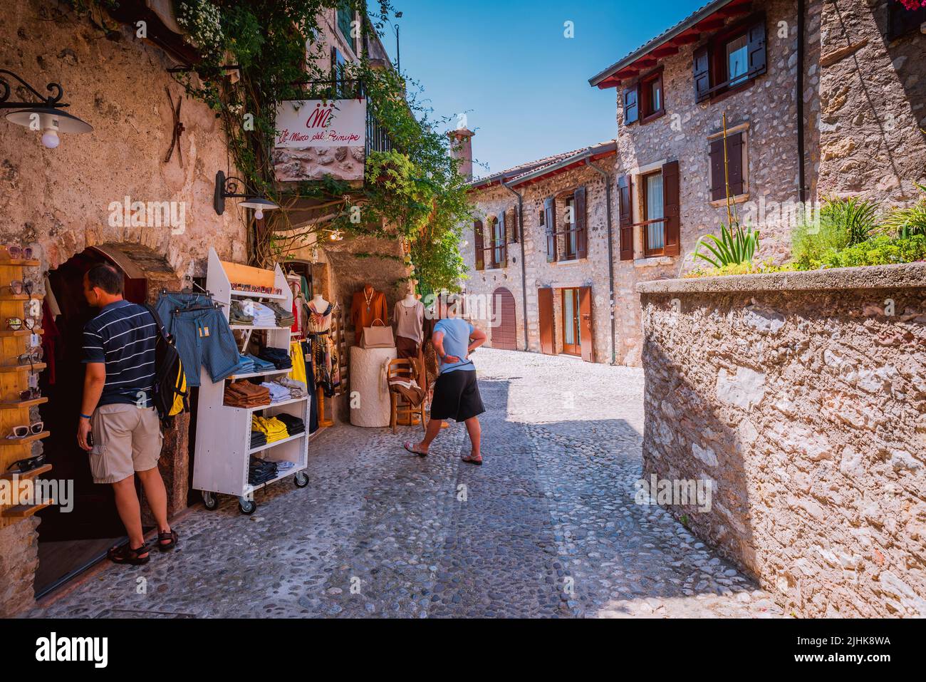 Malerische und bunte Straße von Malcesine. Malcesine ist eine Gemeinde, am Ostufer des Gardasees in der Provinz Verona in der Stockfoto