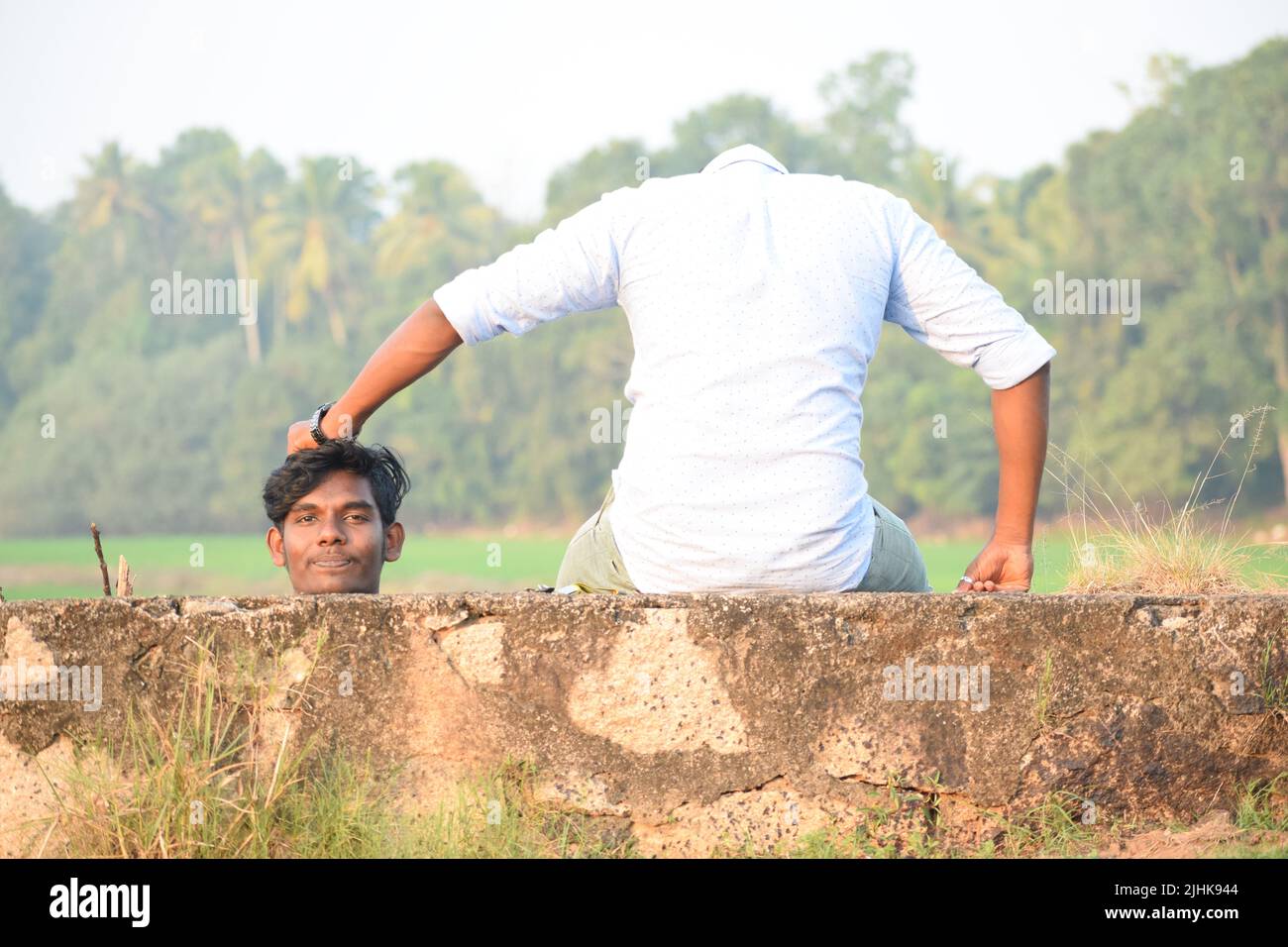 Zwei junge Männer posieren auf kreative Weise für Fotos. Konzept – kreative Fotografie Stockfoto