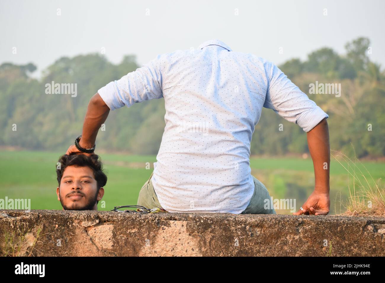 Zwei junge Männer posieren auf kreative Weise für Fotos. Konzept – kreative Fotografie Stockfoto