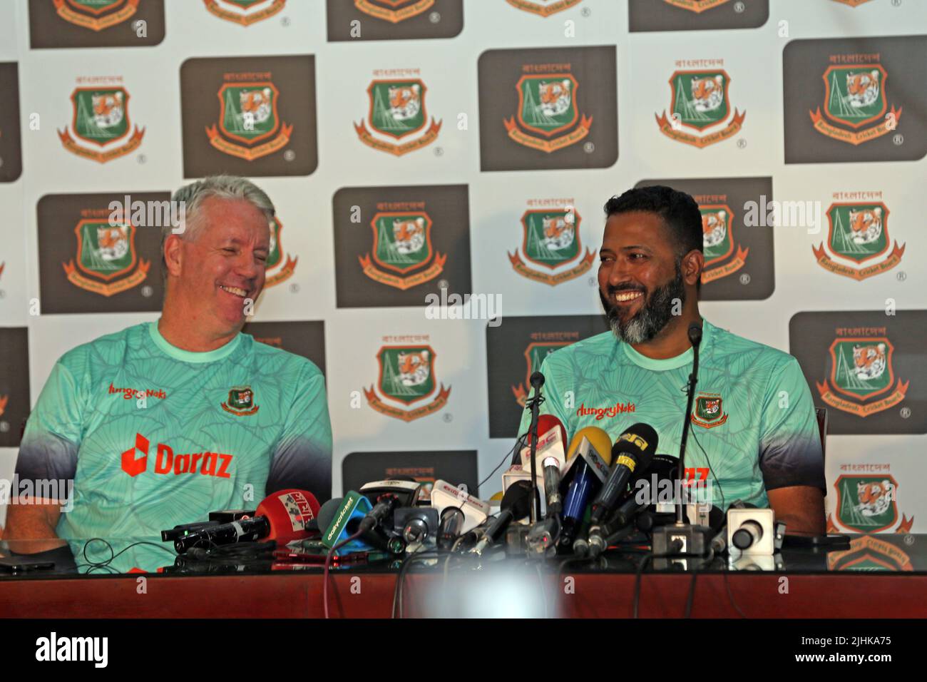 Neu ernannte Bangladesch unter 19 Cheftrainer Stuart Law (L) und BCB Game Development Batting Coach Wasim Jaffer (R) während einer Medienkonferenz am SBN Stockfoto