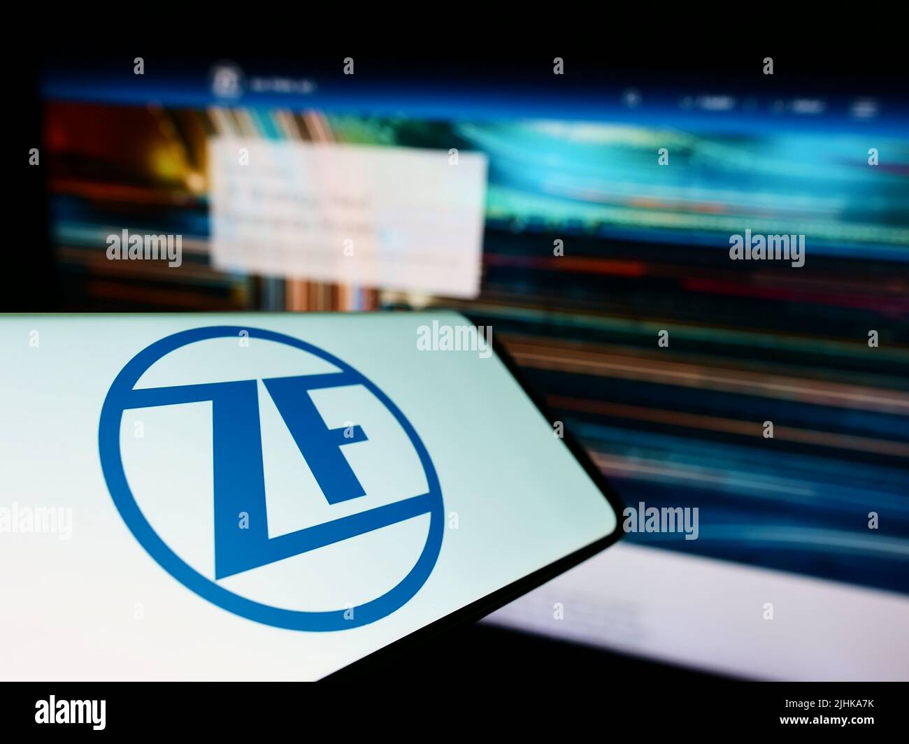 Smartphone mit Logo des Automobilkonzerns ZF Friedrichshafen AG auf dem Bildschirm vor der Business-Website. Konzentrieren Sie sich auf die Mitte des Telefondisplays. Stockfoto