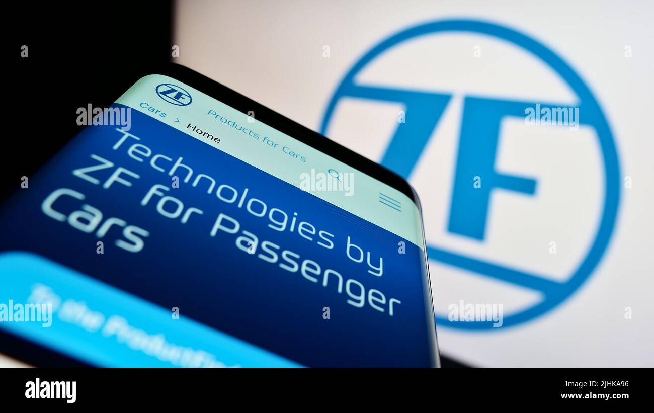 Mobiltelefon mit Webseite des Automobilkonzerns ZF Friedrichshafen AG auf dem Bildschirm vor dem Firmenlogo. Konzentrieren Sie sich auf die obere linke Seite des Telefondisplays. Stockfoto