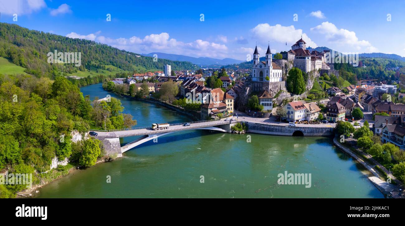 Reisen in die Schweiz und Sehenswürdigkeiten. Aarburg Luftbild. Alte mittelalterliche Stadt mit beeindruckender Burg und Kathedrale über Felsen. Kanton Aargau, Bern provinc Stockfoto