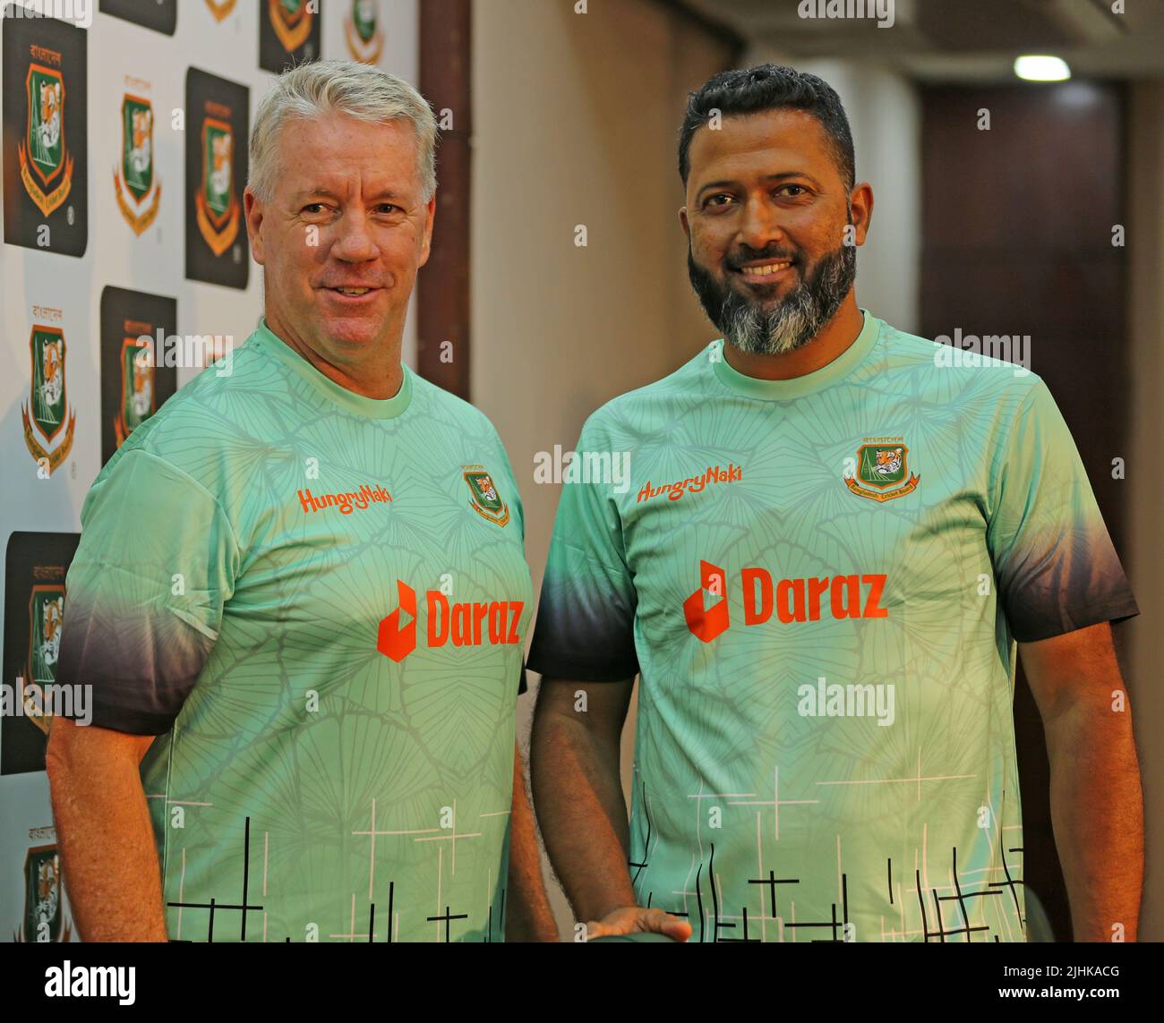 Neu ernannte Bangladesch unter 19 Cheftrainer Stuart Law (L) und BCB Game Development Batting Coach Wasim Jaffer (R) während einer Medienkonferenz am SBN Stockfoto