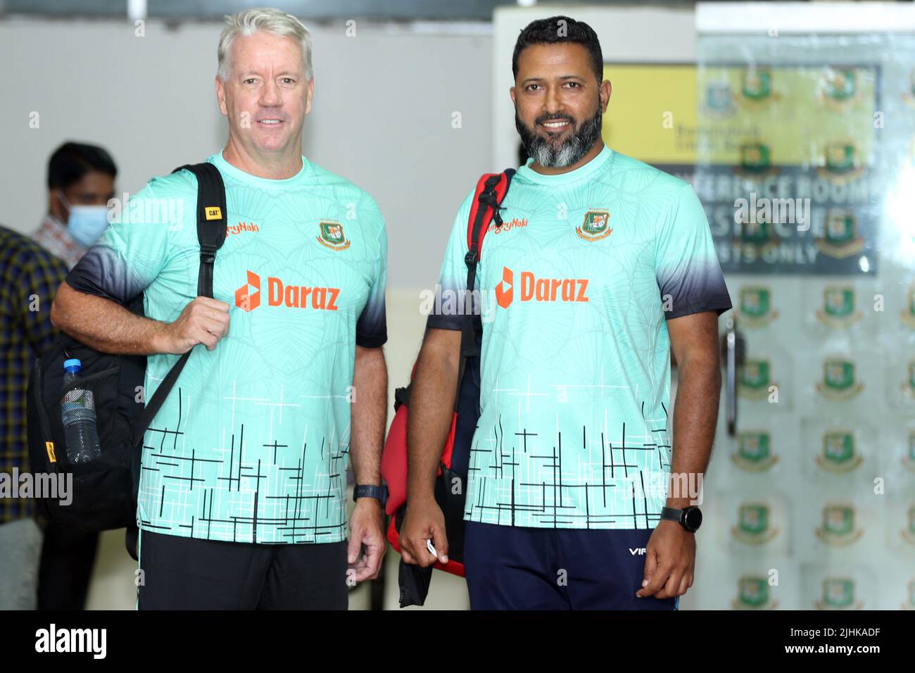 Neu ernannte Bangladesch unter 19 Cheftrainer Stuart Law (L) und BCB Game Development Batting Coach Wasim Jaffer (R) während einer Medienkonferenz am SBN Stockfoto