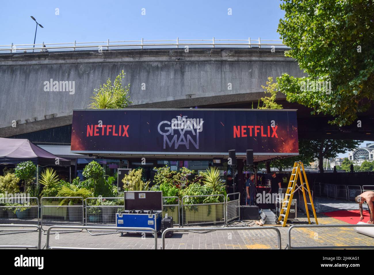 London, Großbritannien. 19.. Juli 2022. Die Vorbereitungen für die Premiere des Netflix-Films The Grey man mit Ryan Gosling und Chris Evans im BFI Southbank laufen. Kredit: Vuk Valcic/Alamy Live Nachrichten Stockfoto