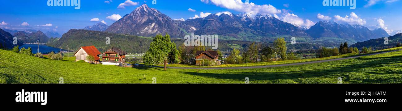 Schweizer Naturlandschaft - typisches traditionelles Dorf mit grünen Wiesen und Holzhäusern in der Nähe von Luzern Stadt und See mit herrlichem Blick auf Pilatu Stockfoto