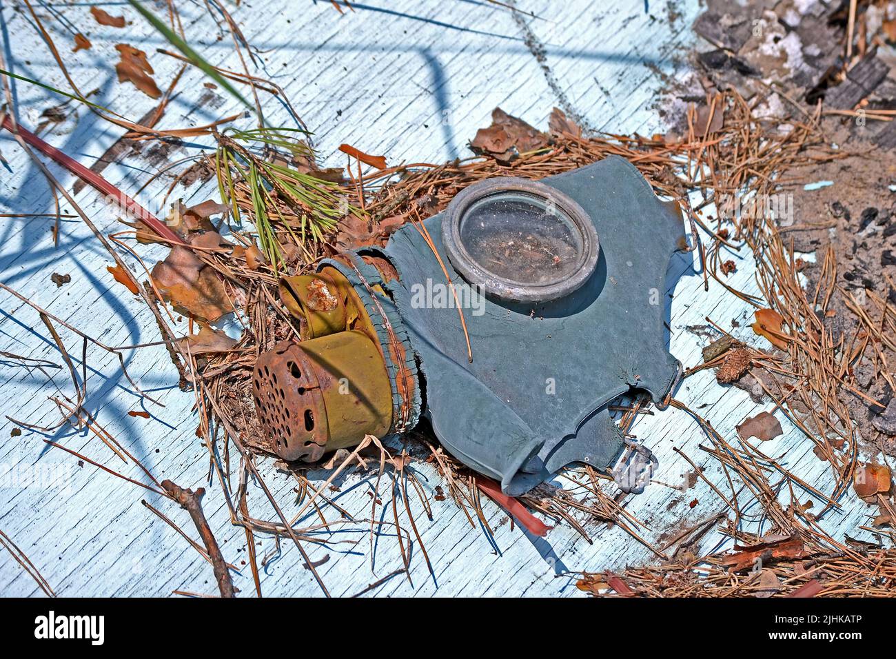 Vintage rostige Gasmaske im Wald Nahaufnahme, Gefahr radioaktive Zone Tschernobyl Vielfalt Stockfoto