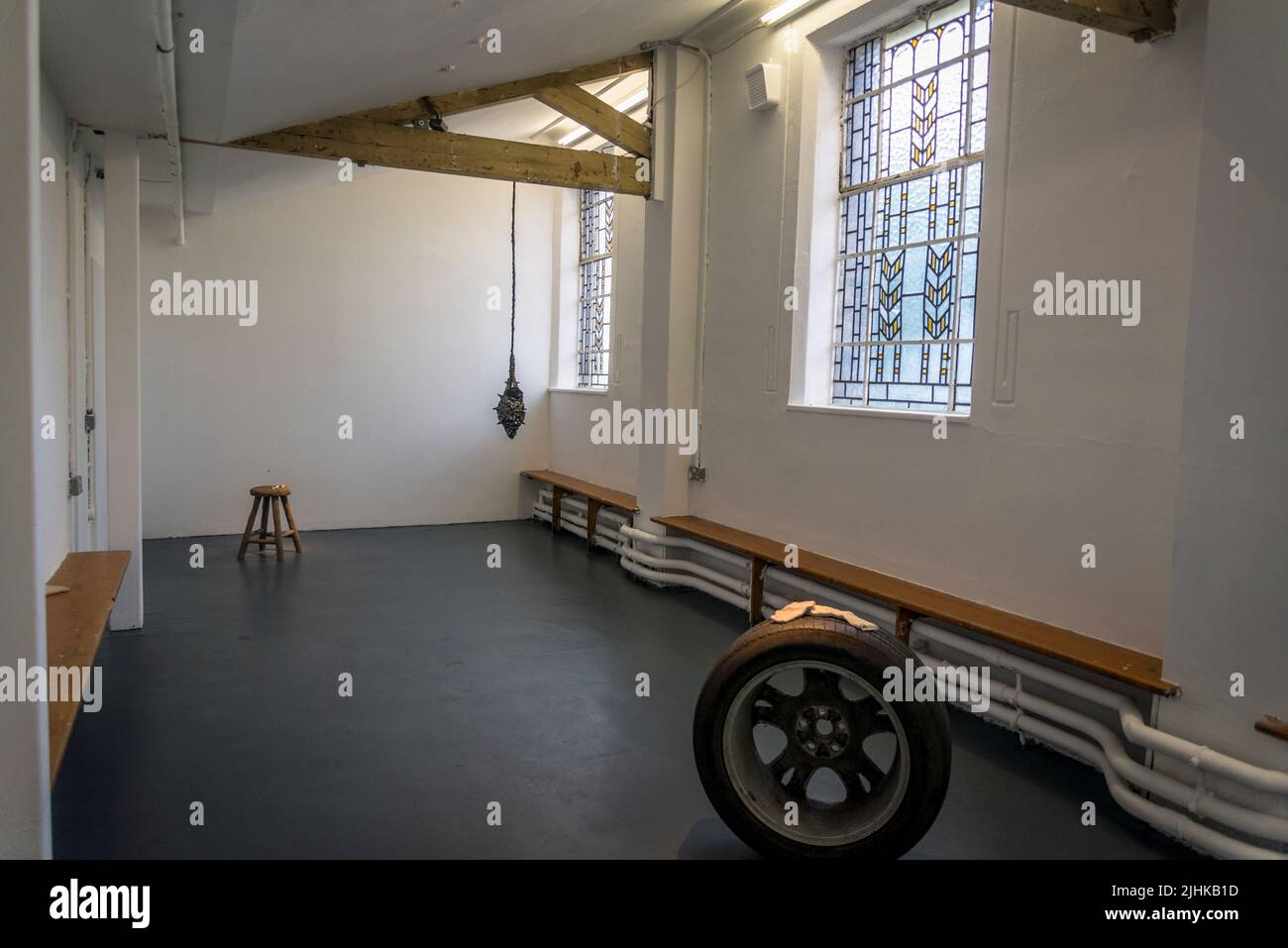 Installation zeitgenössischer Kunst in der Zabludowicz Collection in der ehemaligen Methodist Chapel, London, England, Großbritannien Stockfoto