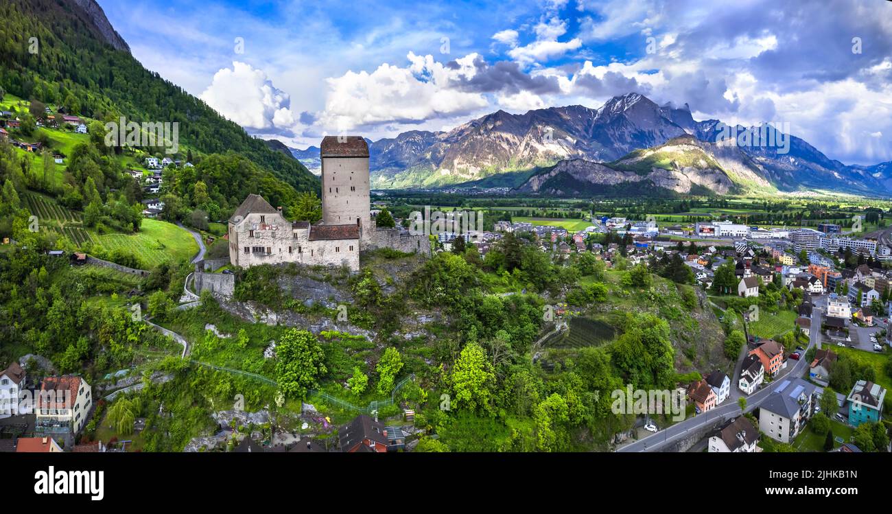 Luftpanorama der mittelalterlichen Burg Sargans und der Stadt. Historische Wahrzeichen der Schweiz, Kanton St. Gallen Stockfoto