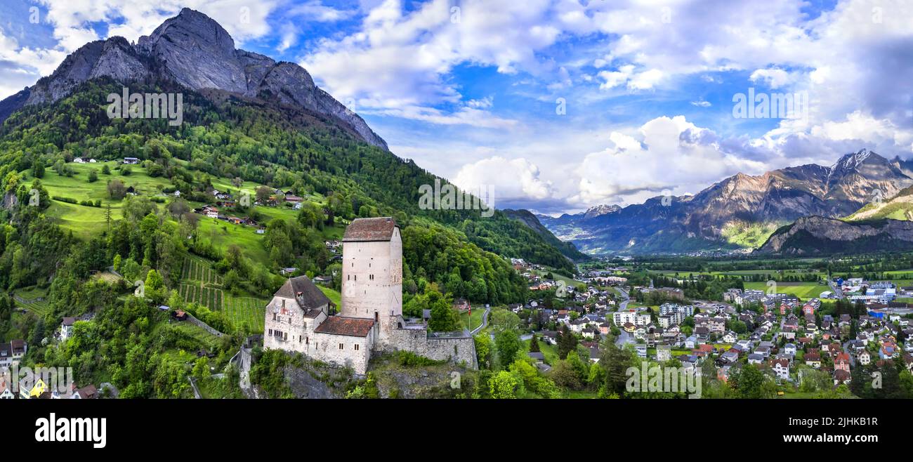 Luftpanorama der mittelalterlichen Burg Sargans und der Stadt. Historische Wahrzeichen der Schweiz, Kanton St. Gallen Stockfoto
