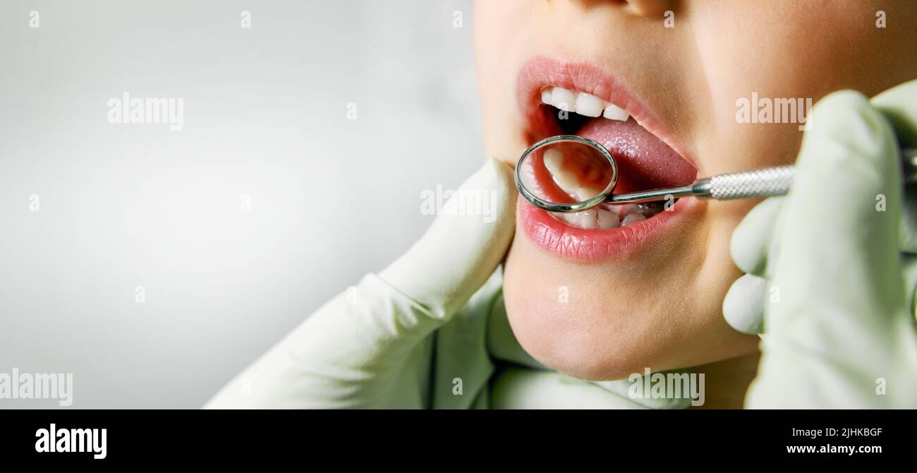 Kinderzahnheilkunde - Kinderzahnuntersuchung in der Zahnklinik. Platz kopieren Stockfoto