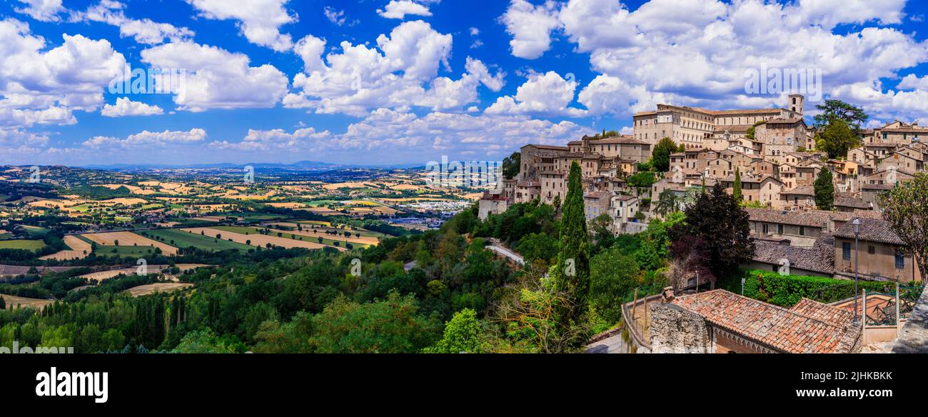 Traditionelle Italien Reise - landschaftlich schöne mittelalterliche Stadt Todi in Umbrien. Panoramablick Stockfoto