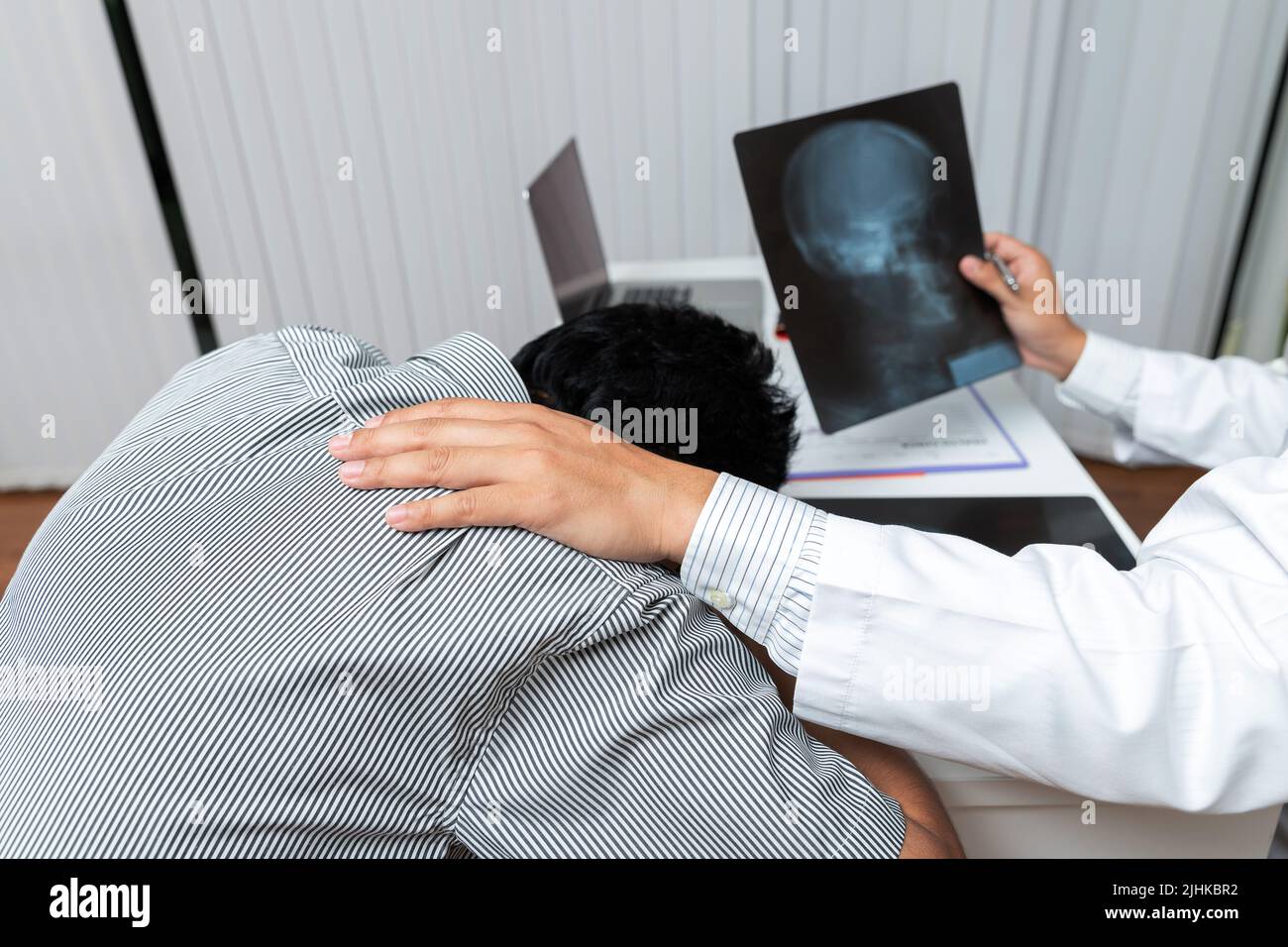 Ärztliche Beratung. Arzt, der einen Patienten beruhigt, fürchtet sich depressiv und scheitert, indem er seine Schulter hält. Stockfoto