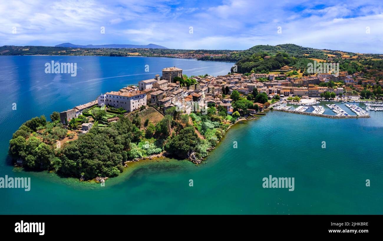 Malerische Seen von Italien - schöne Bolsena. Luftaufnahme von Capodimonte mittelalterlichen Dorf. Viterbo Provinz, Latium Region Stockfoto
