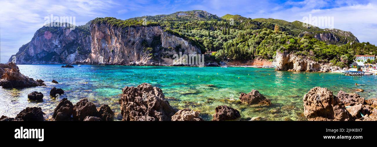 Korfu-Insel. Populärstes und schönes Paleokastrtsa Touristendorf und Ferienort, Ampelaki-Strand. Griechenland, ionische Inseln Stockfoto