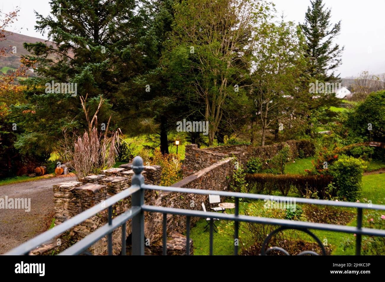 Ummauerter Garten im Woodhill House Irish Victorian Manor in Ardara, Irland. Stockfoto