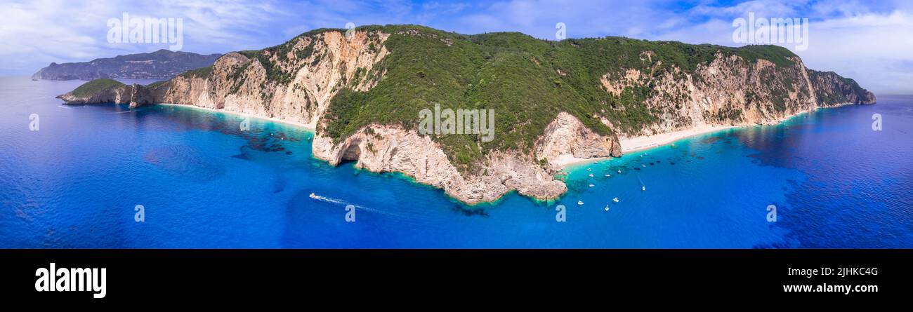 Griechenland, Ionische Inseln. Die besten Strände von Korfu. Beeindruckender Paradise Strand und Stelaris Strand unter riesigen Felsen. Luftdrohnenblick Stockfoto
