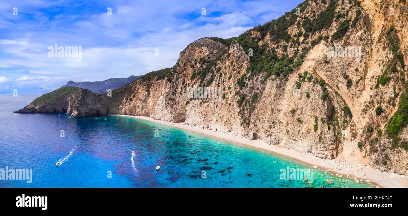 Griechenland, Ionische Inseln. Die besten Strände von Korfu. Beeindruckender Paradiesstrand unter riesigen Felsen. Luftdrohnenblick Stockfoto