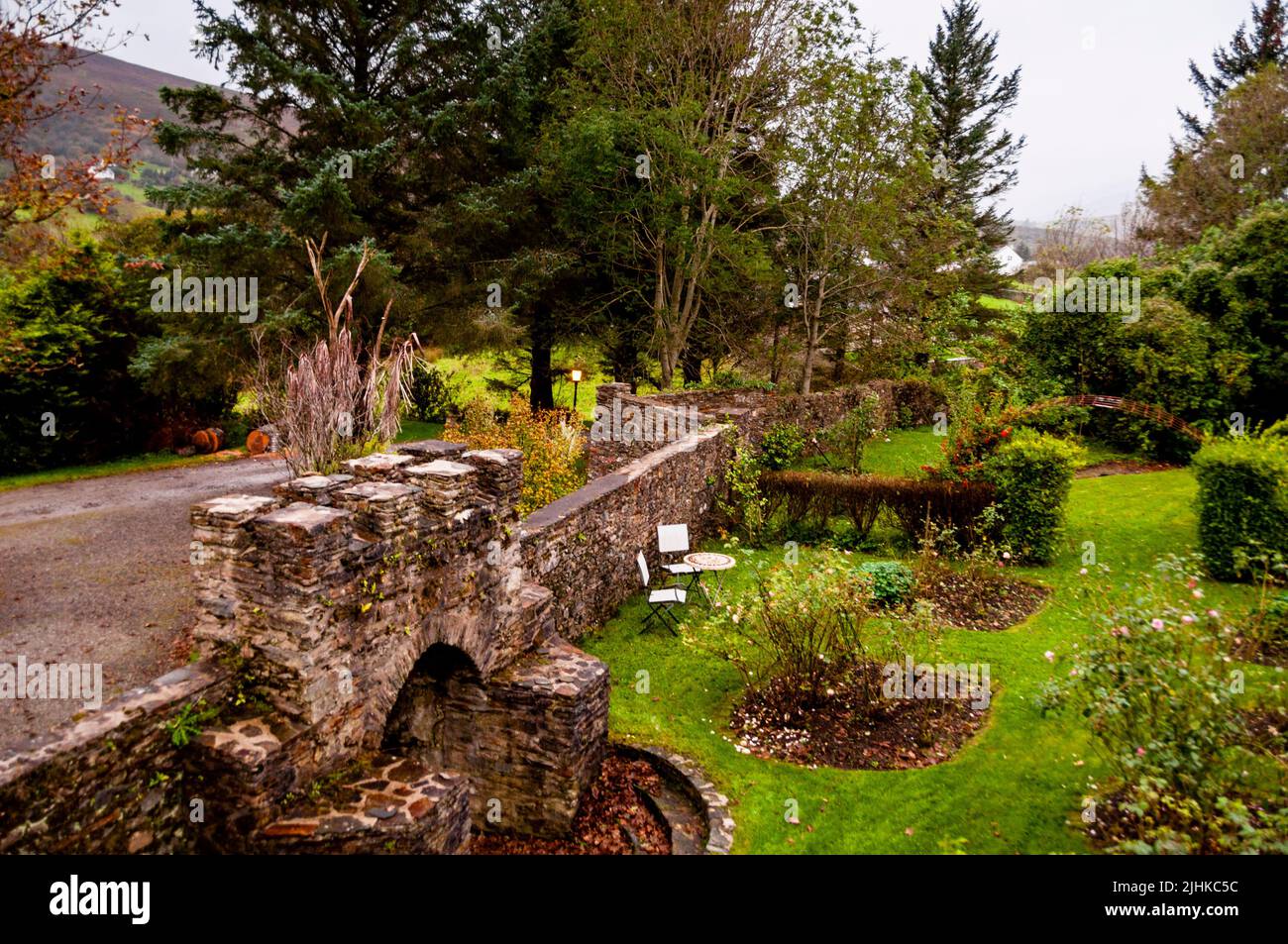 Ummauerter Garten im Woodhill House Irish Victorian Manor in Ardara, Irland. Stockfoto