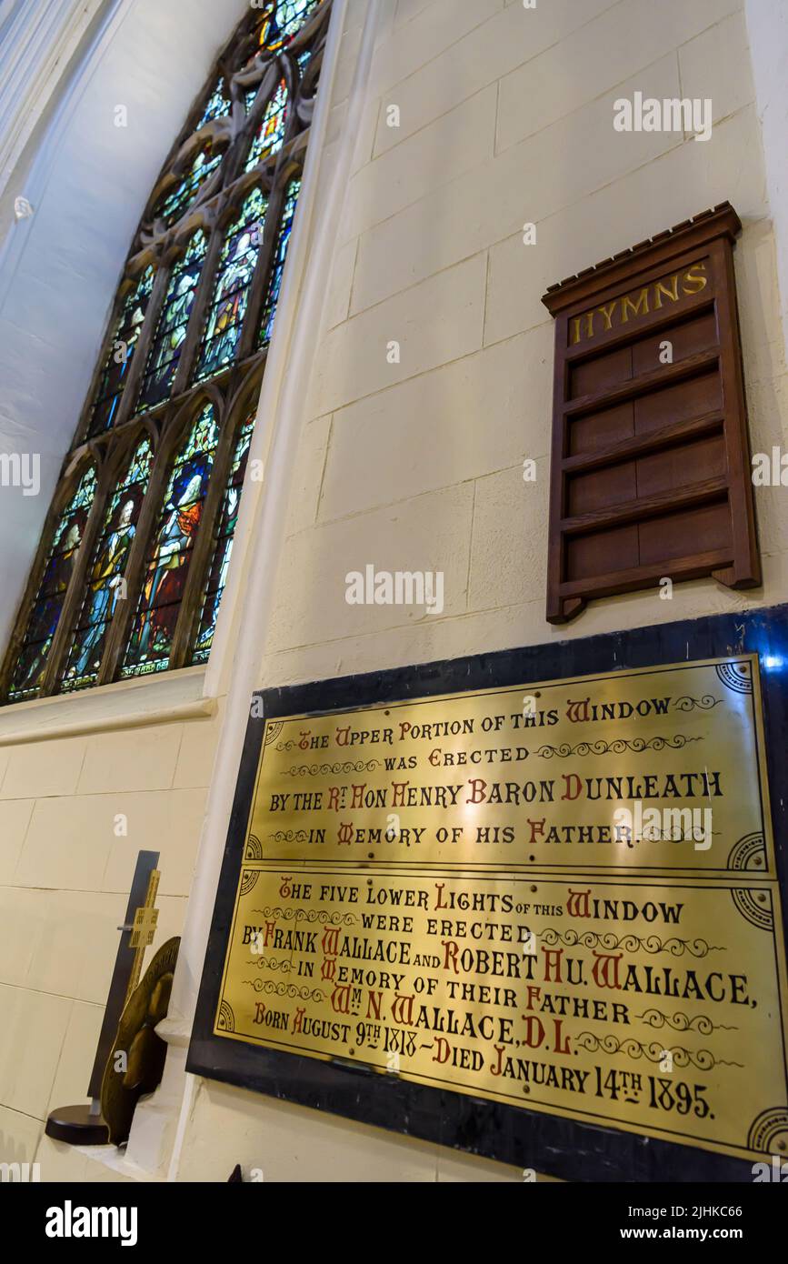 Messing-Gedenktafel für das Buntglasfenster in der Down Cathedral (Church of Ireland), Downpatrick, County Down, Nordirland, Vereinigtes Königreich Stockfoto