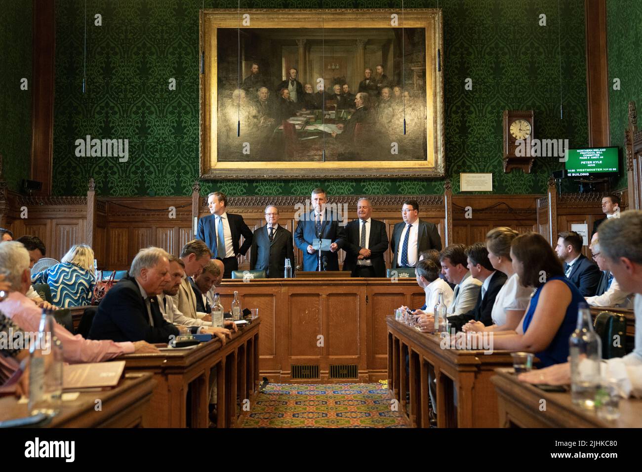 Sir Graham Brady (dritter von links), Vorsitzender des Ausschusses 1922, gibt die Ergebnisse der vierten Wahlrunde beim Führungswettbewerb der Konservativen Partei im Londoner Parlamentsgebäude bekannt. Bilddatum: Dienstag, 19. Juli 2022. Stockfoto