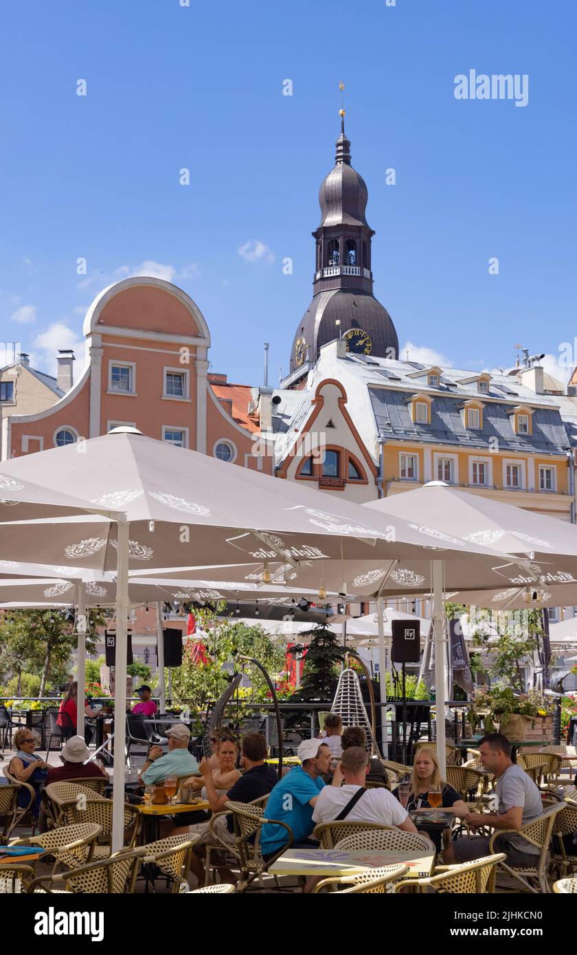 Riga Restaurant; Gäste, die im Sommer in einem Restaurant sitzen, Altstadt von Riga, Riga Lettland, Europa Stockfoto