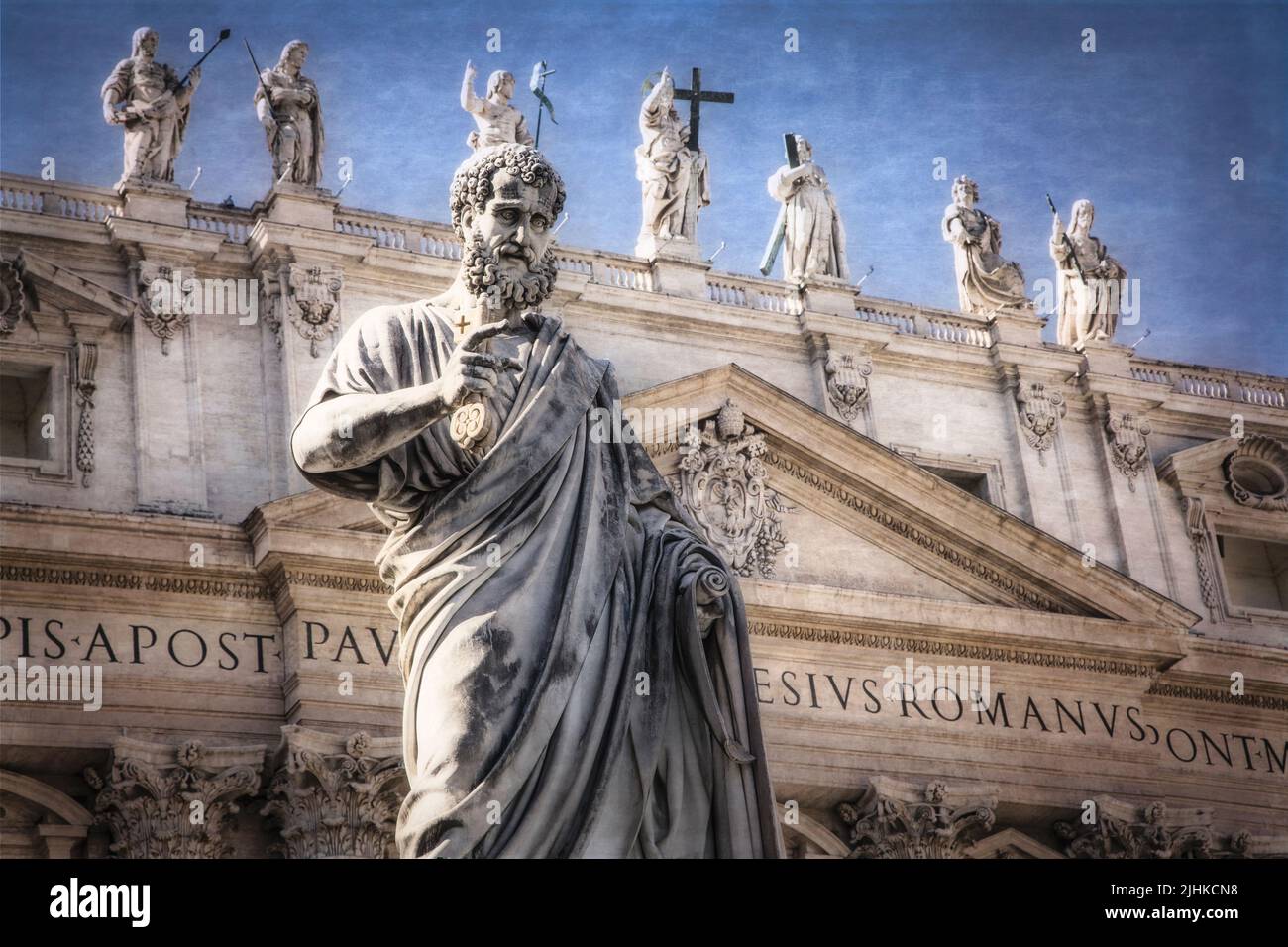 Die Statuen, die den Petersplatz und die Vatikanstadt in Rom, Italien, umgeben. Stockfoto