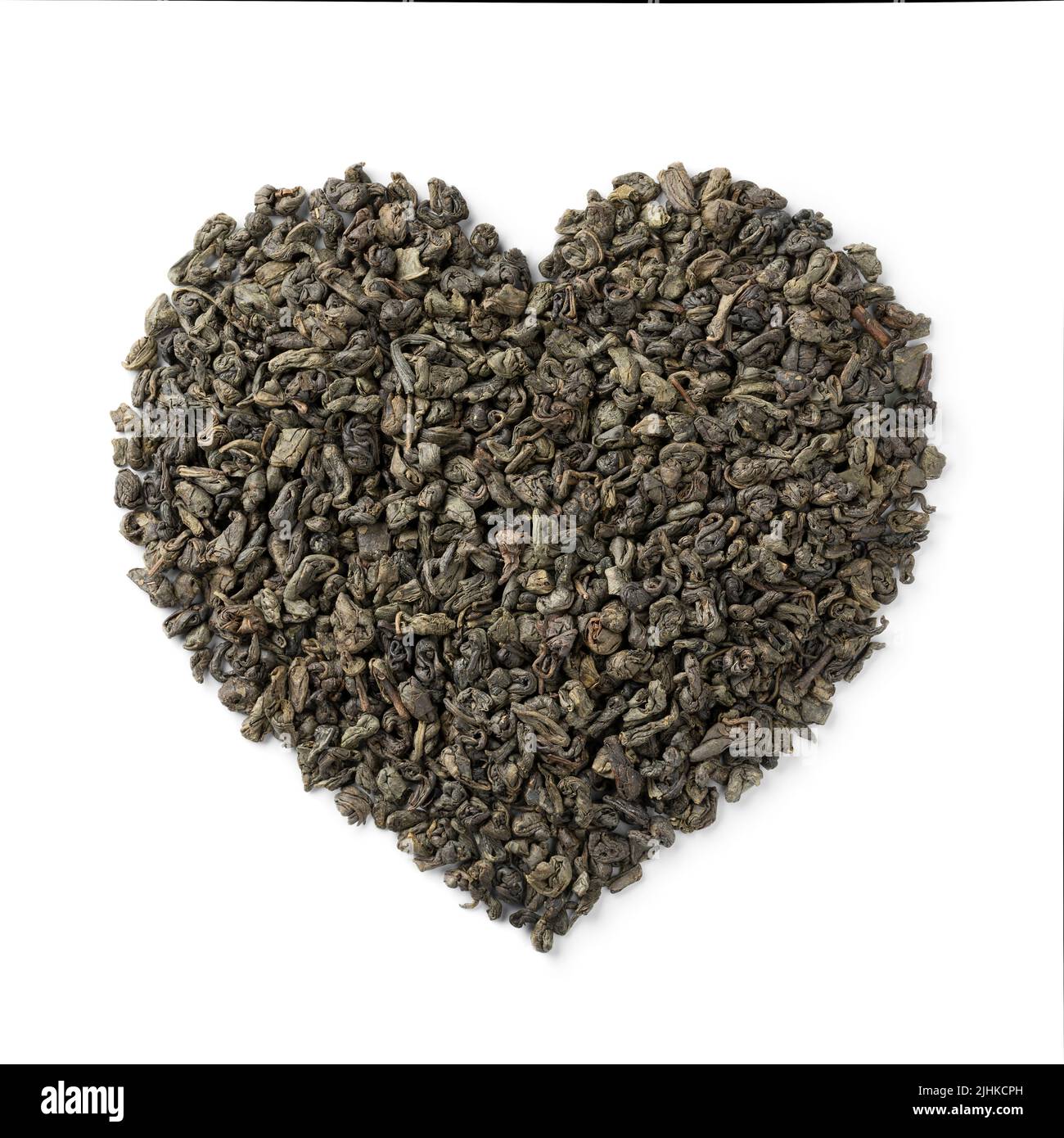 Getrocknete traditionelle Gunpowder Teeblätter in Herzform aus nächster Nähe isoliert auf weißem Hintergrund Stockfoto