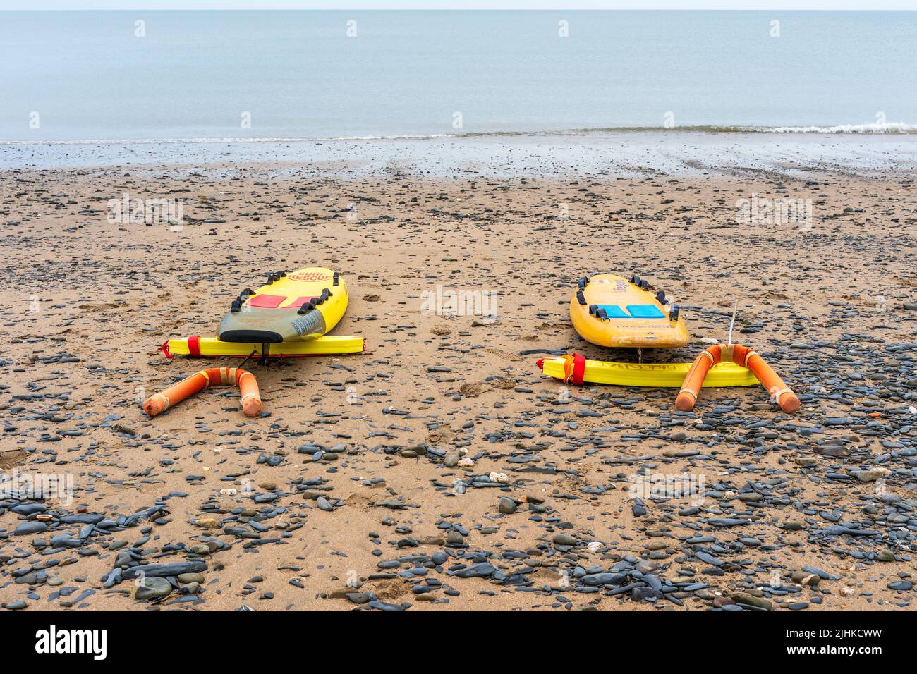 Surf Rettungsschwimmer Boards und Schwimmvorrichtungen am Strand Stockfoto