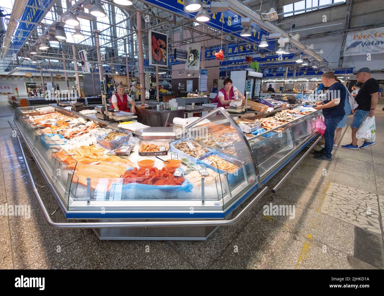 Lettische Lebensmittel; Menschen, die an einer Fischtheke einkaufen, der Zentralmarkt von Riga, Europas größter Markt, Riga, Lettland, Europa. Stockfoto