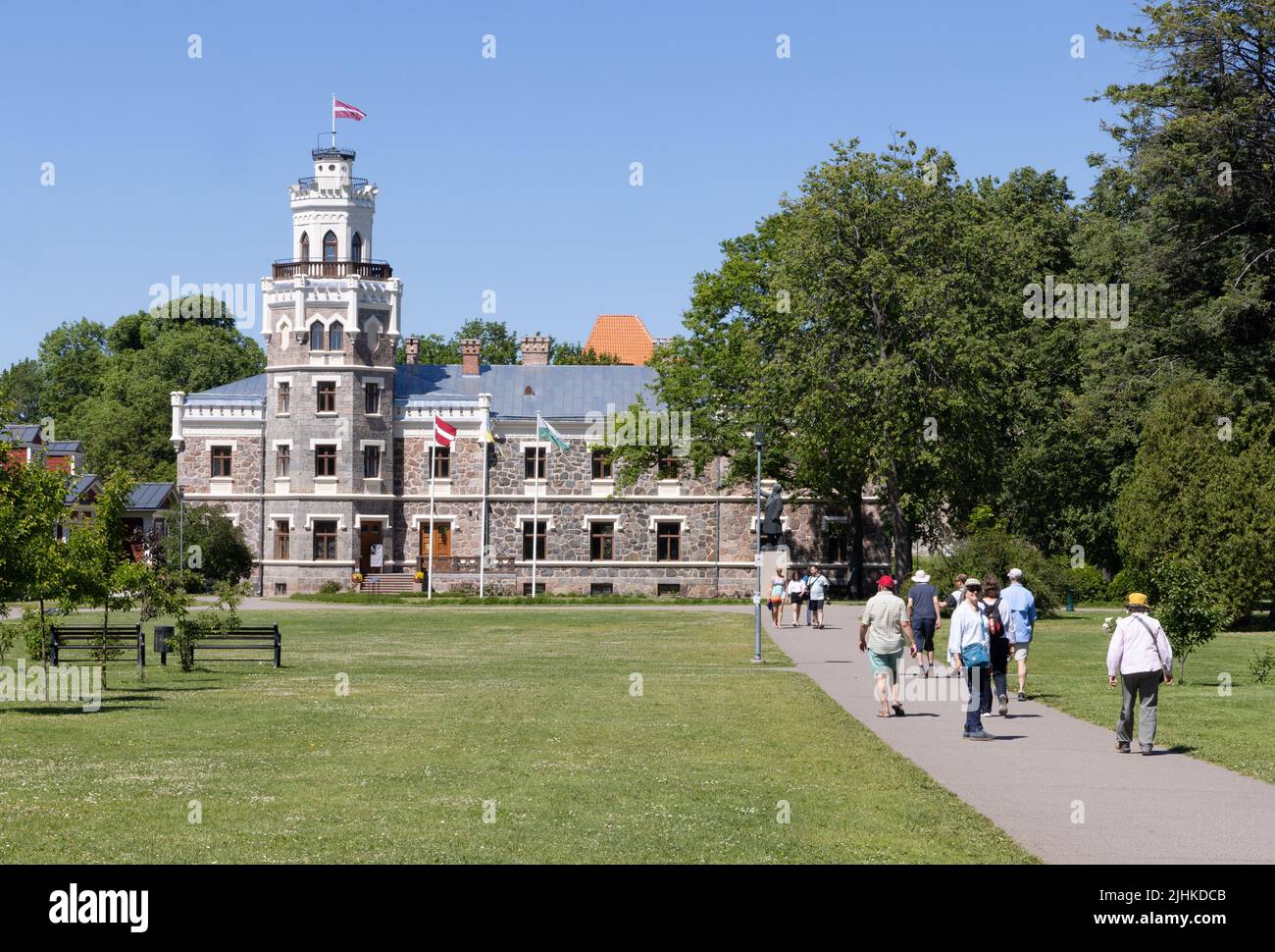 Besucher des Schlosses Sigulda, auch bekannt als das neue Schloss Sigulda, ein Gebäude mit neogotischer Architektur aus dem 19. Jahrhundert; Sigulda, Lettland. Die baltischen Staaten reisen. Stockfoto
