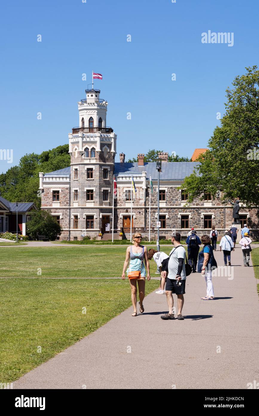 Touristen besuchen im Sommer Sigulda Castle, auch bekannt als Sigulda New Castle, ein Gebäude mit neogotischer Architektur aus dem 19. Jahrhundert; Sigulda, Lettland. Lettland reist. Stockfoto