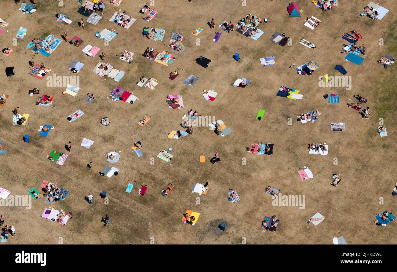 Bielefeld, Deutschland. 19.. Juli 2022. Badegäste liegen mit ihren Handtüchern auf dem Rasen eines Außenpools. Es werden bis zu 40 Grad Celsius erwartet (Luftaufnahme mit einer Drohne). Quelle: Friso Gentsch/dpa/Alamy Live News Stockfoto