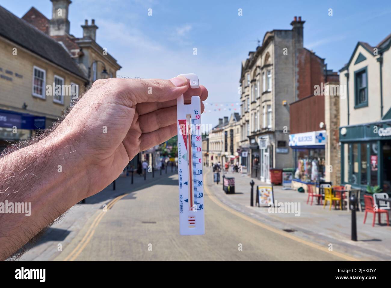 Chippenham, Wiltshire, Großbritannien, 19.. Juli 2022. Wie das Vereinigte Königreich berichtet, ist es die höchste Temperatur überhaupt und hat zum ersten Mal 40 Grad Celsius überschritten. Die High Street in Chippenham, Wiltshire, ist am Dienstagnachmittag ruhig, da die Leute die Ratschläge des Büros befolgen, um bei höchsten Temperaturen drinnen zu bleiben. Quelle: Lynchpics/Alamy Live News Stockfoto