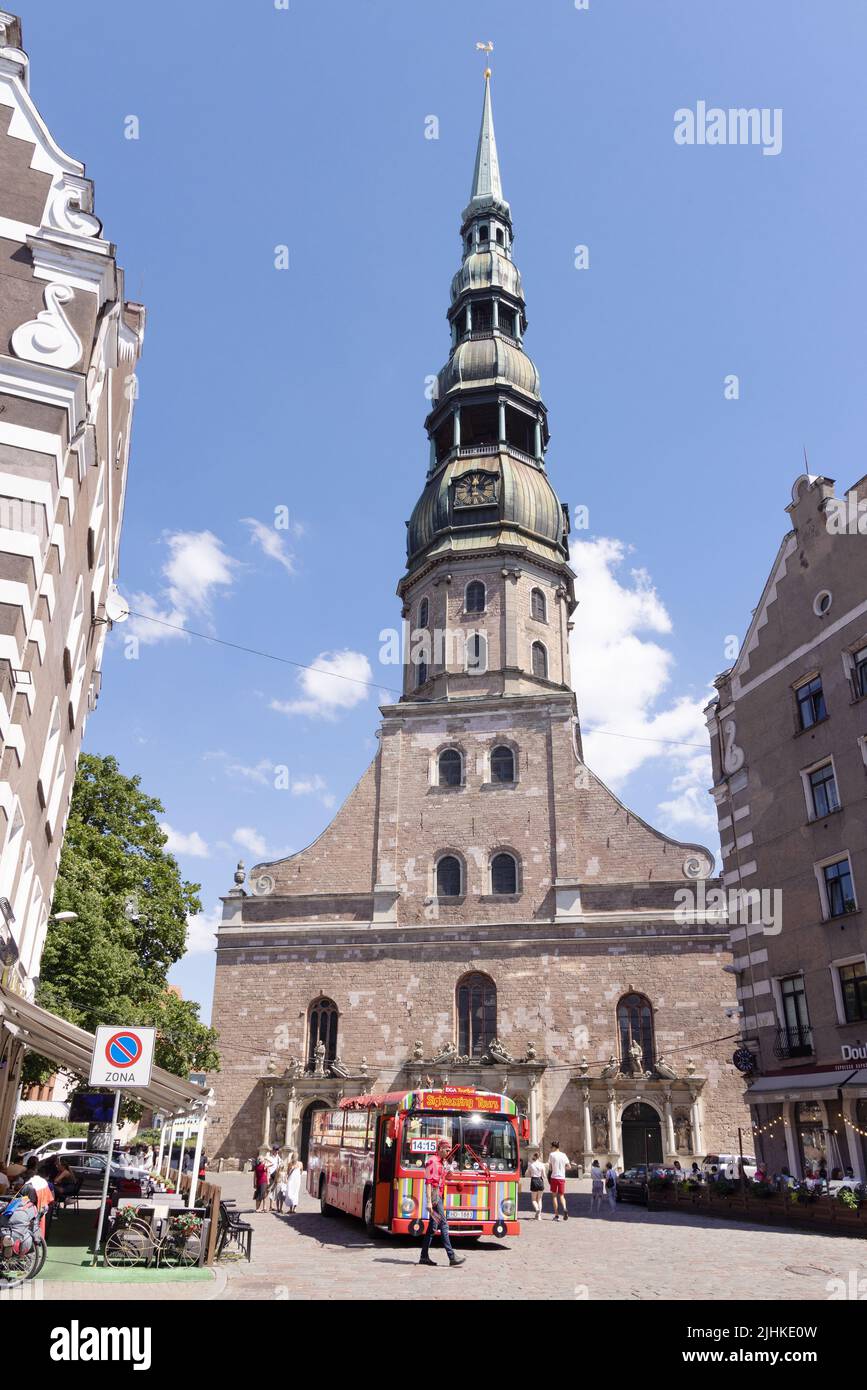 Rigaer Touristen; ein Touristenbus an der Peterkirche, der im Sommer eine Bustour durch Riga macht; Rigaer Altstadt, Lettland, Europa Stockfoto