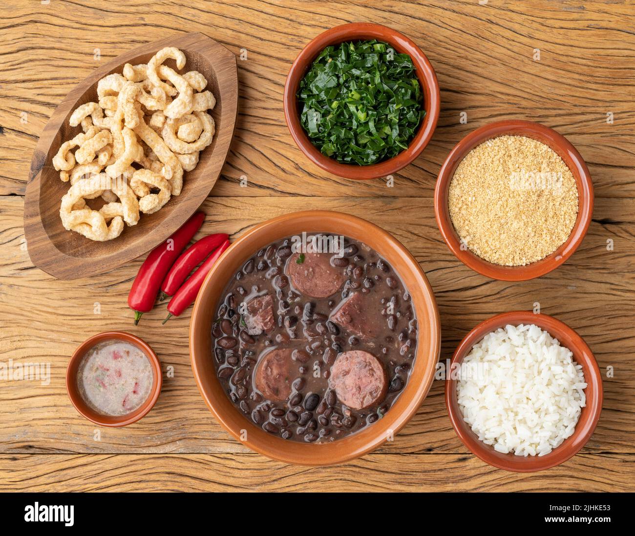 Typisch brasilianische Feijoada mit Reis, Grünkohl, Farofa und Knistern ...