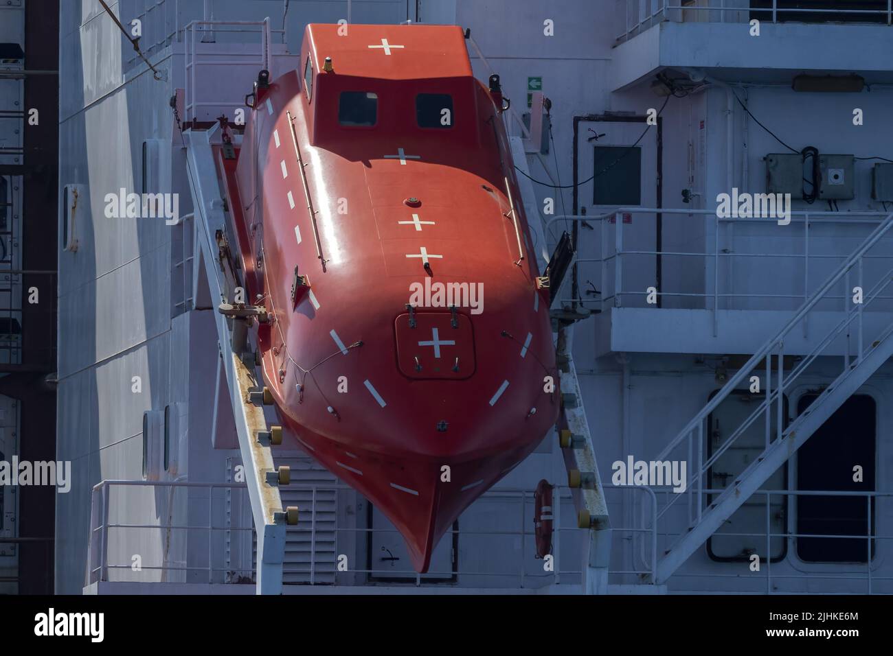 Tanker Container Frachtschiff rotes Rettungsboot Schiff Detail aus nächster Nähe Stockfoto