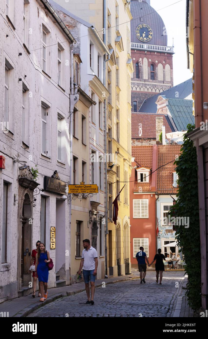 Riga Lettland: Kopfsteinpflasterszene in den engen Gassen der Rigaer Altstadt mit der Rigaer Kathedrale, Riga, Lettland, den baltischen Staaten Europas Stockfoto