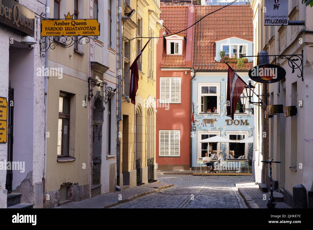 Riga Lettland: Kopfsteingepflasterte Straßenszene und Restaurant in den engen Gassen der Altstadt von Riga, Riga, Lettland, Europa Stockfoto