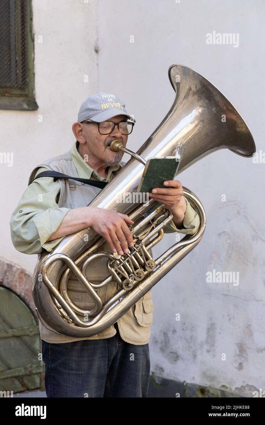Straßenmusiker Riga - ein Mann mittleren Alters im Alter von 50s Jahren spielt die Tuba, Altstadt von Riga, Riga Lettland Europa Stockfoto