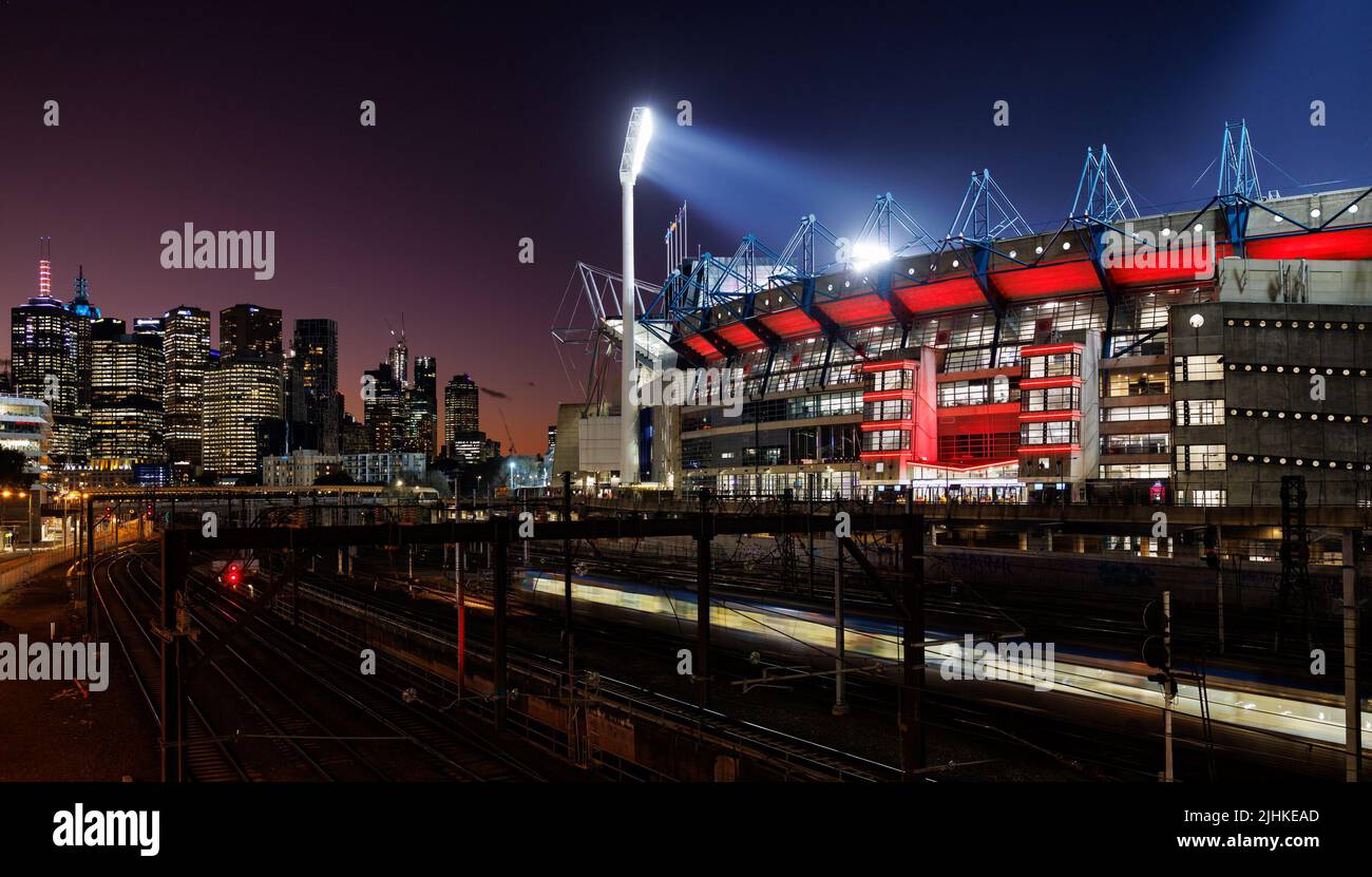 Melbourne, Australien, 19. Juli 2022. Melbourne, Australien, 19/07/2022, Manchester United gegen Crystal Palace am Melbourne Cricket Ground (MCG) am 19. Juli 2022. Der MCG leuchtet vor dem Spiel in den Mannschaftsfarben von Manchester United. Kredit: Corleve/Alamy Stock Photo Stockfoto