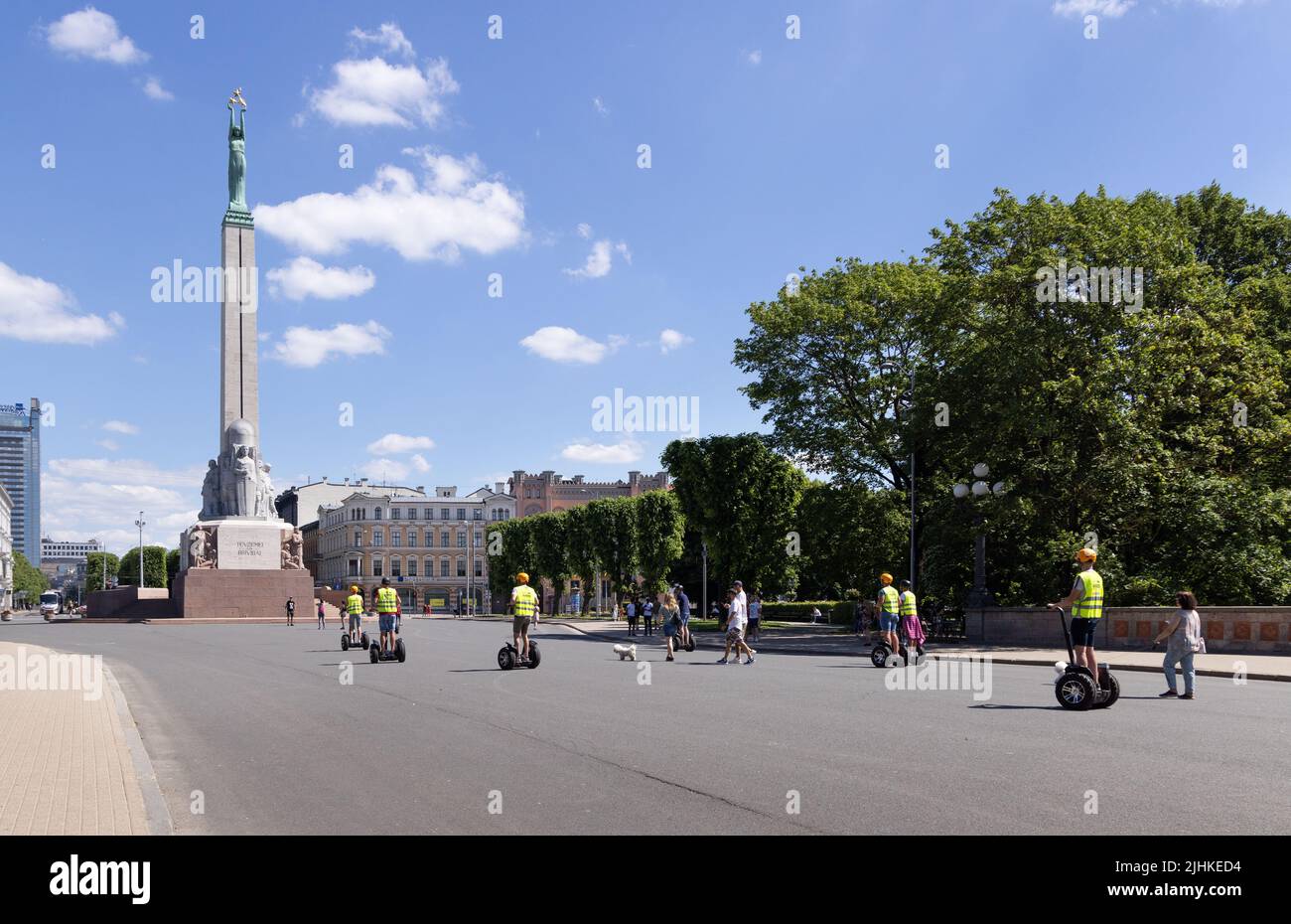 Rigas Tourismus; Touristen auf einer segway-Tour kommen am Freiheitsdenkmal im Stadtzentrum an; Riga, Lettland, Europa; Lettland reisen. Stockfoto