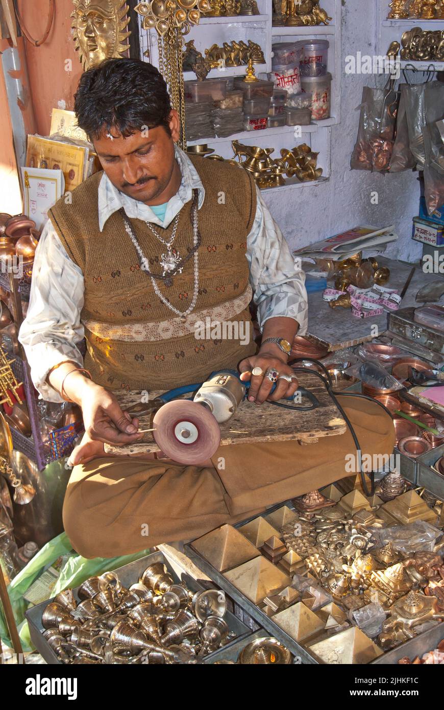 Glänzendes Kupfer und goldene Artefakte, Indien Stockfoto